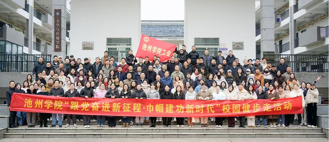 建筑前的广场上有许多人AI 生成的内容可能不正确。