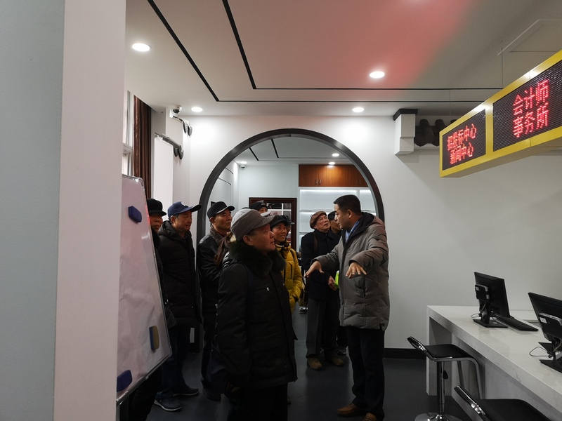 参观商学院新商科跨专业综合实训室